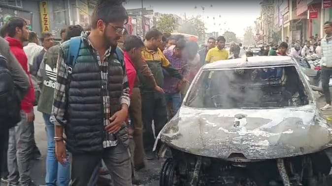 Summer Express - रोहतक में खड़ी कार में अचानक आग, मचा हड़कंप