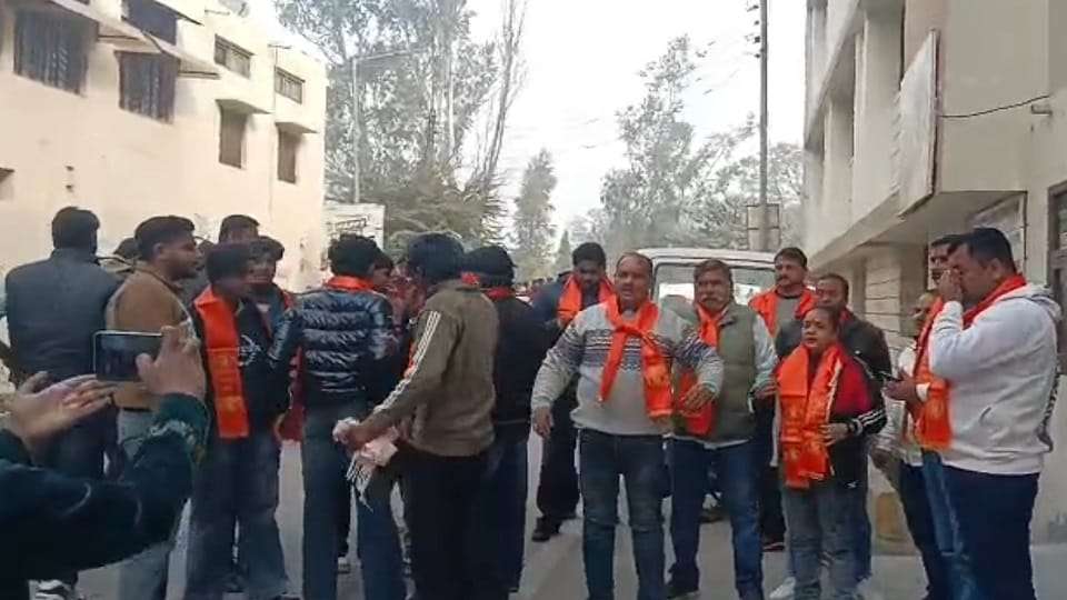 Summer Express - स्कूल वार्षिकोत्सव में बच्चों की वेश-भूषा पर विवाद, हिंदू संगठनों का प्रदर्शन