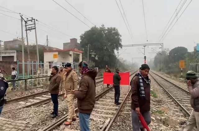 Summer Express - जालंधर में फाटक पर ईंटों से भरी ट्राली का एक्सल टूटा, ट्रेनें डेढ़ घंटे रुकीं
