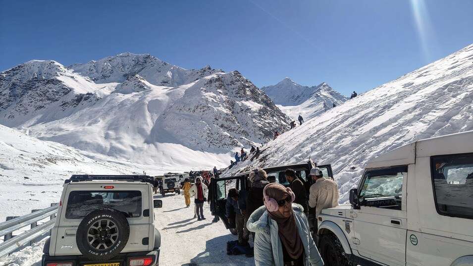 Summer Express - हिमाचल में बर्फ की सफेदी,धूप लौटी पर संकट बरकरार, सड़कों से लेकर पर्यटन तक असर