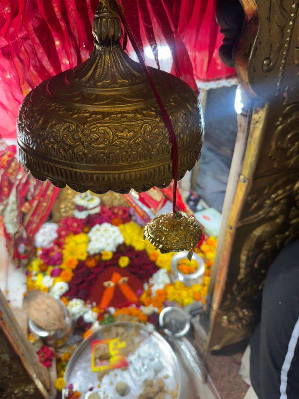 Summer Express - मां चिंतपूर्णी के दरबार में भक्ति की मिसाल, विदेश में बसे श्रद्धालुओं ने अर्पित किया 26 ग्राम सोने का छत्र