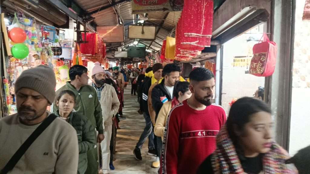 Summer Express - माता चिंतपूर्णी में ज्येष्ठ रविवार पर श्रद्धालुओं की उमड़ी भीड़