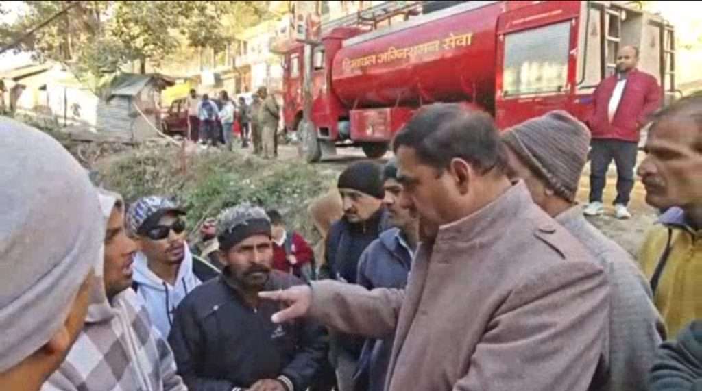 Summer Express - अर्की बाजार में देर रात लगी भीषण आग, 8 वर्षीय मासूम की मौत, रेस्क्यू ऑपरेशन जारी