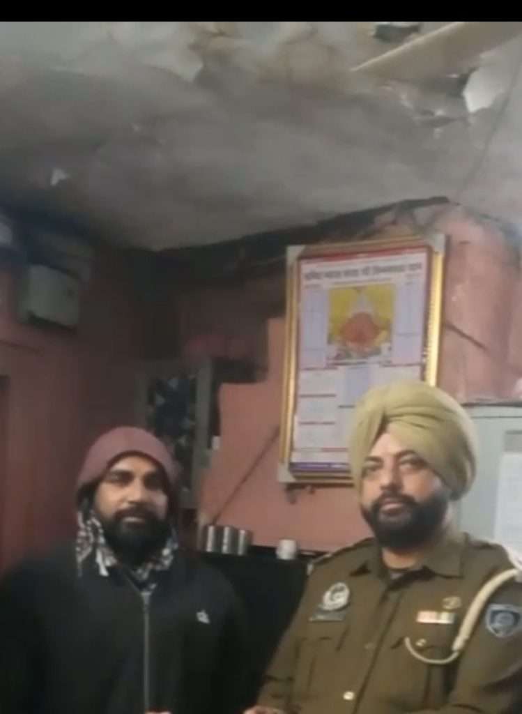 Summer Express - चिंतपूर्णी मंदिर में ईमानदारी की मिसाल, एक माह बाद श्रद्धालु को मिला खोया पर्स और मोबाइल