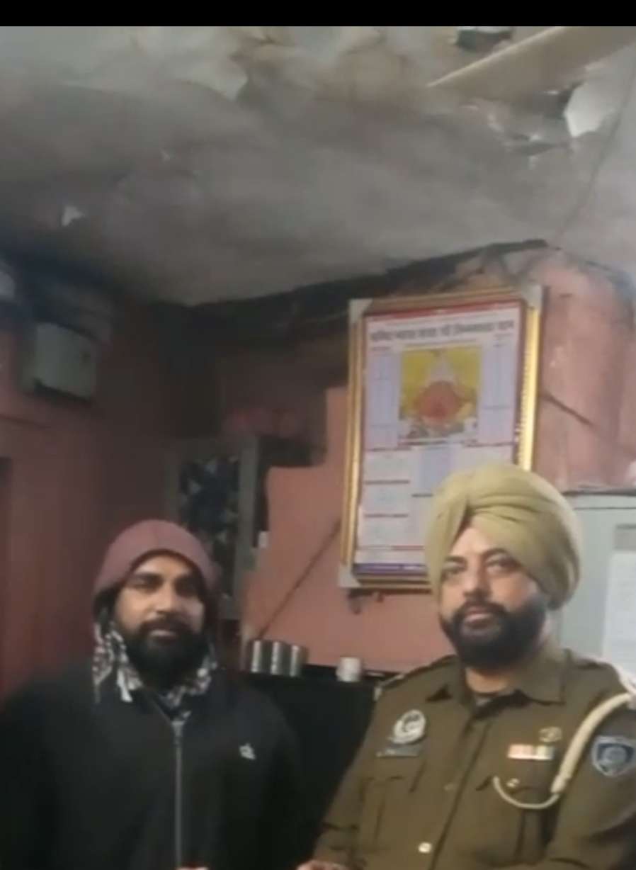 Summer Express - चिंतपूर्णी मंदिर में ईमानदारी की मिसाल, एक माह बाद श्रद्धालु को मिला खोया पर्स और मोबाइल