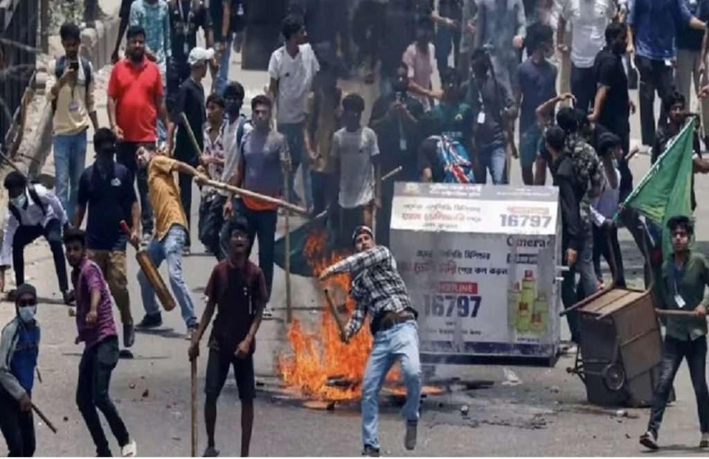Summer Express - बांग्लादेश संकट पर भारत सतर्क, राजनयिकों के परिवार लौटाए गए