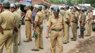 Summer Express - संदेशखाली में पुलिस पहुंचते ही भड़की भीड़, हमला, 6 जवान घायल