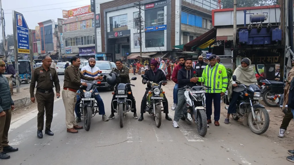 Summer Express - गुलाब से सीखें सड़क सुरक्षा नियम: नारनौल में पुलिस का मजेदार अभियान