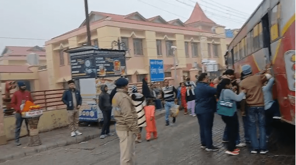 Summer Express - नव वर्ष पर श्री माता चिंतपूर्णी दरबार में उमड़ा श्रद्धालुओं का सैलाब, पुलिस ने संभाली व्यवस्था