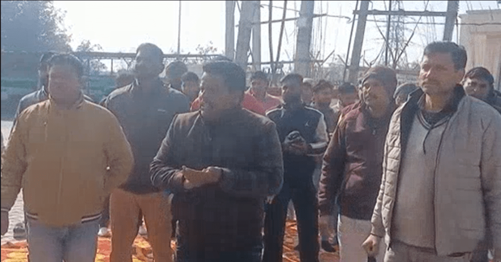 Summer Express - पंजोखड़ा थाना प्रभारी की कार्रवाई से नाराज बिजली कर्मचारी, यूनियन ने किया प्रदर्शन