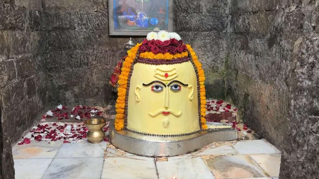 Summer Express - भूतनाथ मंदिर बना श्रद्धालुओं की आस्था का प्रमुख केंद्र,रोजाना हो रहे भोले बाबा के विभिन्न स्वरूपों के दर्शन