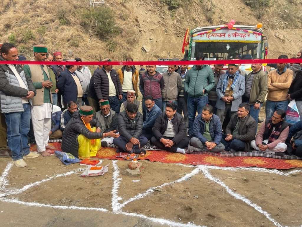 Summer Express - 78 साल बाद तुम्मन गांव तक पहुंची पहली बस, ग्रामीणों ने फूल-मालाओं से किया ऐतिहासिक स्वागत