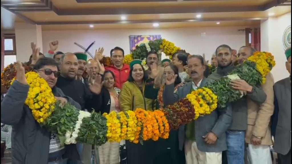 Summer Express - बेटी के अध्यक्ष बनने पर बड़ी संख्या में बधाईयां देने पहुंच रहे मायके वाले…चंपा ठाकुर के घर द्रंग के लोगों का बधाईयां
