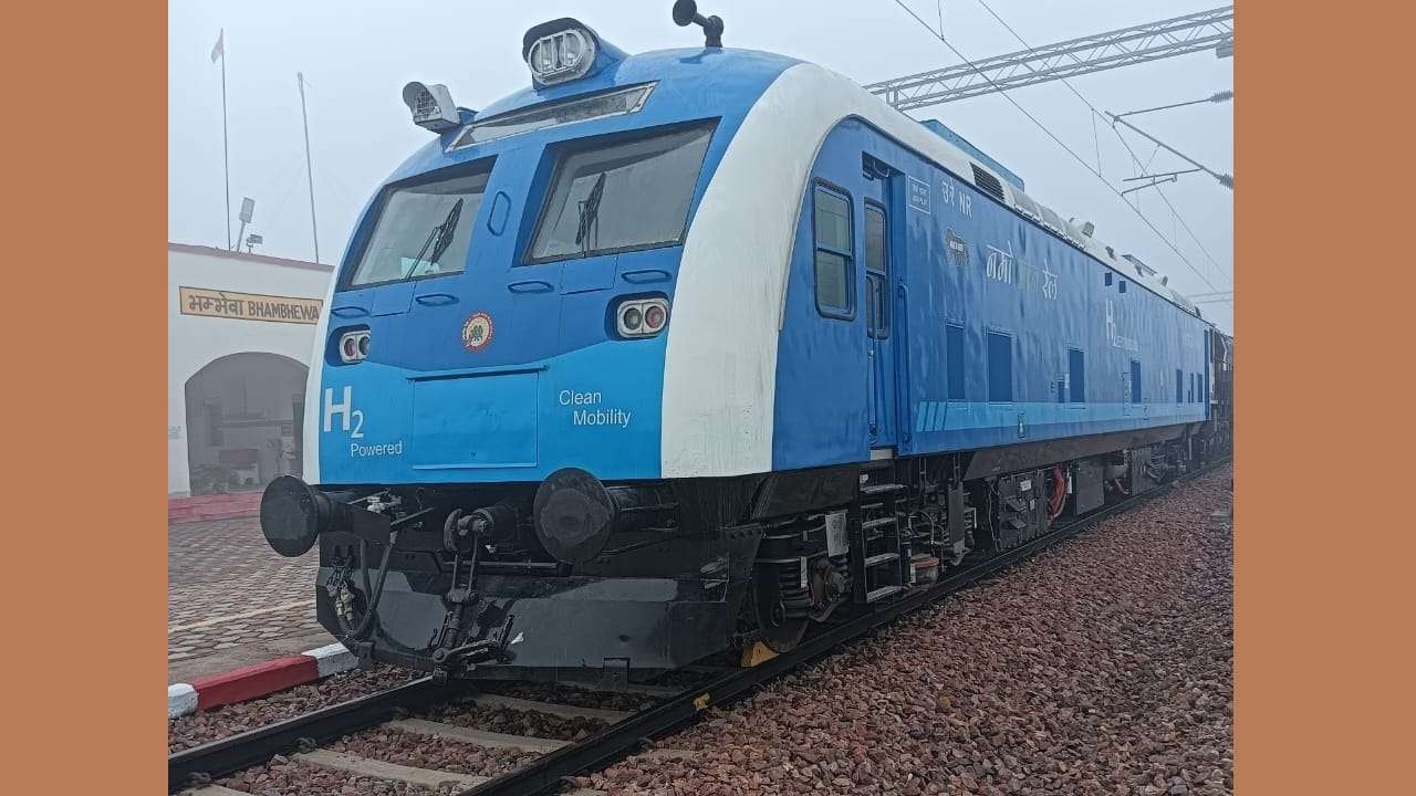 Summer Express - सोनीपत रेलवे ट्रैक पर हाइड्रोजन ट्रेन इंजन का ट्रायल शुरू, भम्भेवा स्टेशन पहुंचा इंजन
