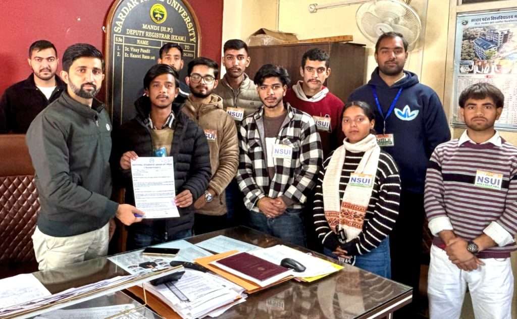 Summer Express - सप्लीमेंट्री परीक्षा परिणामों में बड़ी गड़बड़ी का आरोप, NSUI ने सरदार पटेल यूनिवर्सिटी को सौंपा ज्ञापन