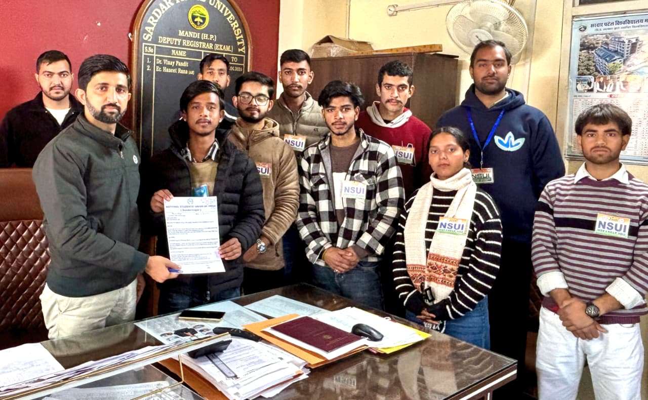 Summer Express - सप्लीमेंट्री परीक्षा परिणामों में बड़ी गड़बड़ी का आरोप, NSUI ने सरदार पटेल यूनिवर्सिटी को सौंपा ज्ञापन