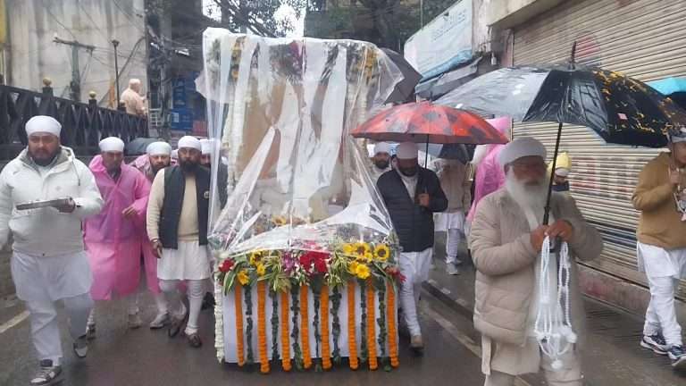 Summer Express - बारिश की बौछारों के बीच नामधारी संगत ने भजन संकीर्तन के साथ भक्तिमयी किया माहौल