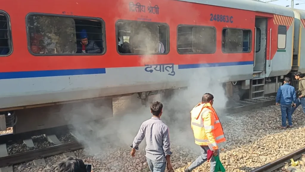 Summer Express - रेलवे स्टेशन पर धुएं से मची अफरा-तफरी, बड़ा हादसा टला