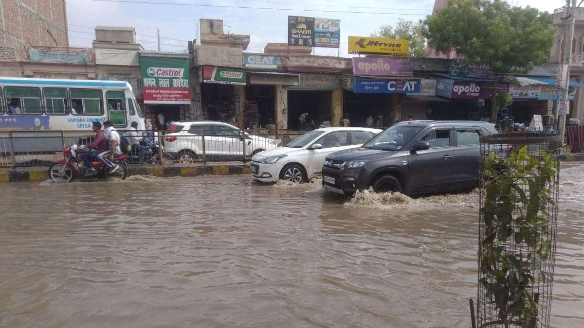 Summer Express - सिरसा में माइनर टूटी, खेतों व स्कूल में भरा पानी