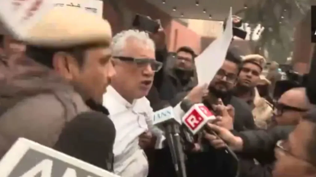 Summer Express - दिल्ली में टीएमसी सांसदों ने अमित शाह कार्यालय के बाहर किया प्रदर्शन
