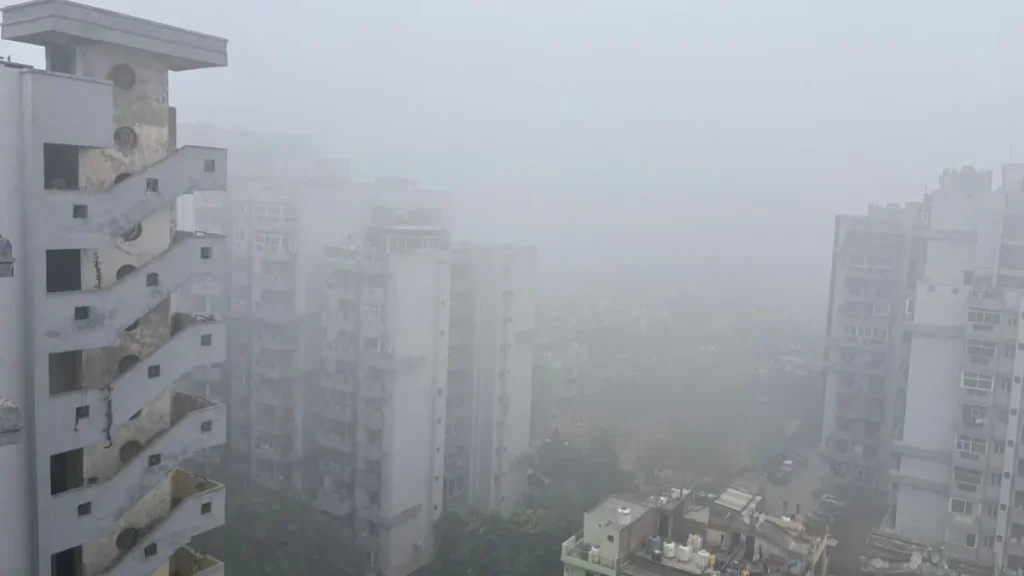 Summer Express - दिल्ली-एनसीआर में घना कोहरा, 10 राज्यों में बारिश-आंधी का अलर्ट