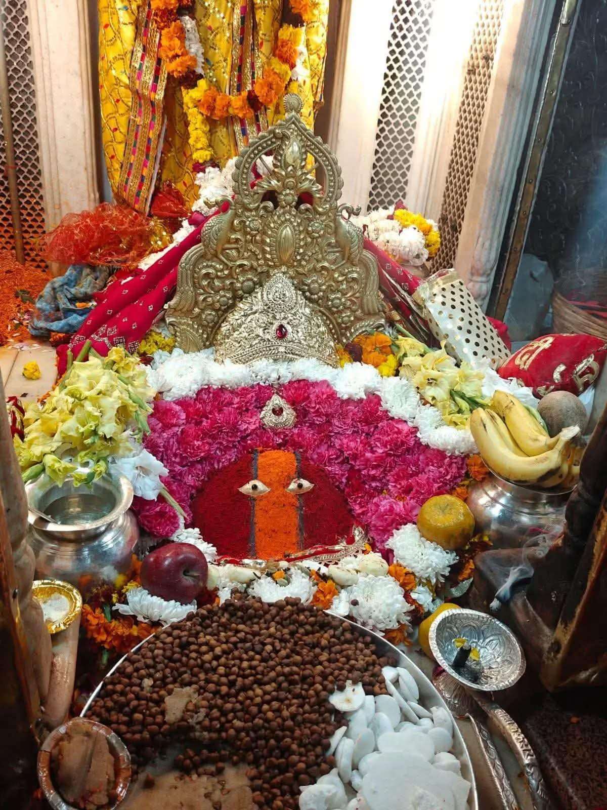 Summer Express - मन्नत पूरी होने पर श्रद्धालु ने चढ़ाई 25 तोले सोने की भेंट,मंदिर में उमड़ा आस्था का सैलाब