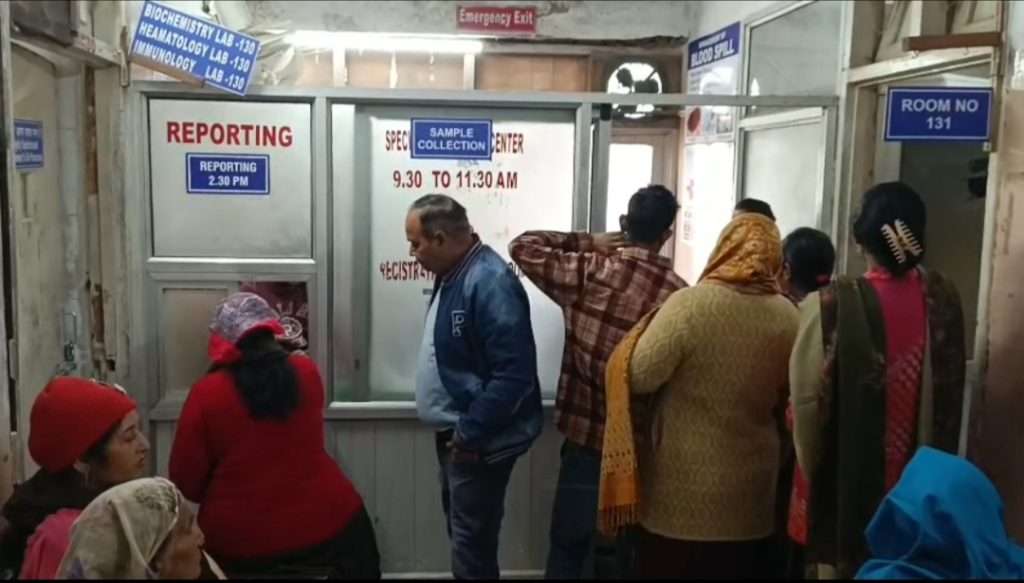 Summer Express - ऊना अस्पताल में कृसना लैब कर्मचारियों की सैलरी को लेकर हड़ताल, मरीज हुए परेशान, प्रशासन ने झाड़ा पल्ला