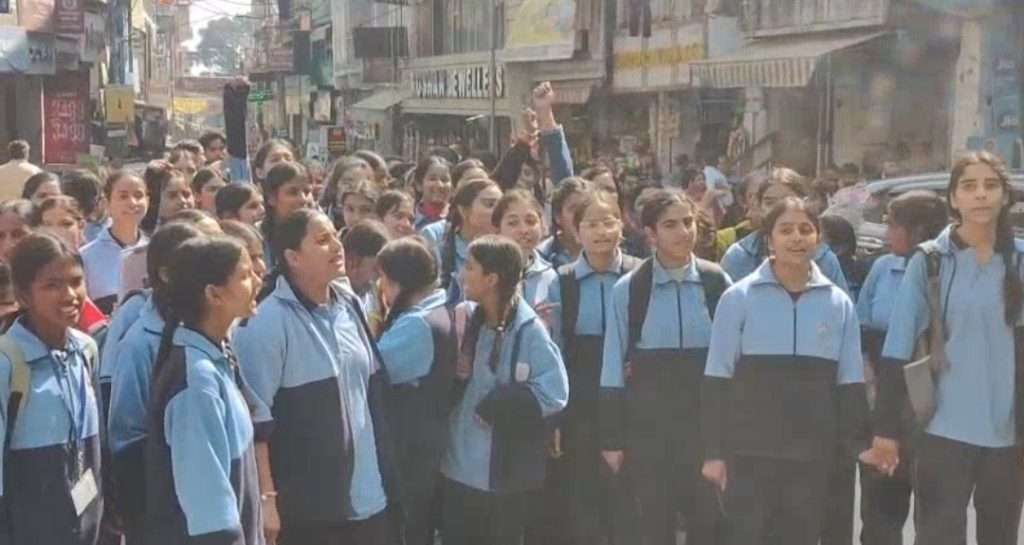 Summer Express - हमीरपुर में छात्राओं का प्रदर्शन: कन्या विद्यालय को प्रदेश विद्यालय शिक्षा बोर्ड में ही रखने की मांग