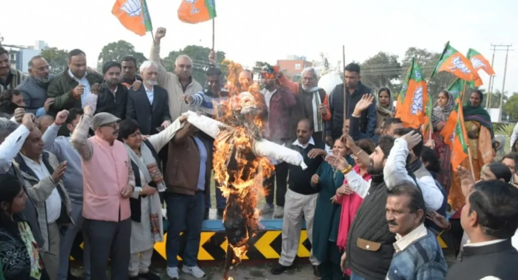 Summer Express - पंचकूला में भाजपा ने कांग्रेस अध्यक्ष के खिलाफ किया प्रदर्शन, फूंका राहुल गांधी का पुतला