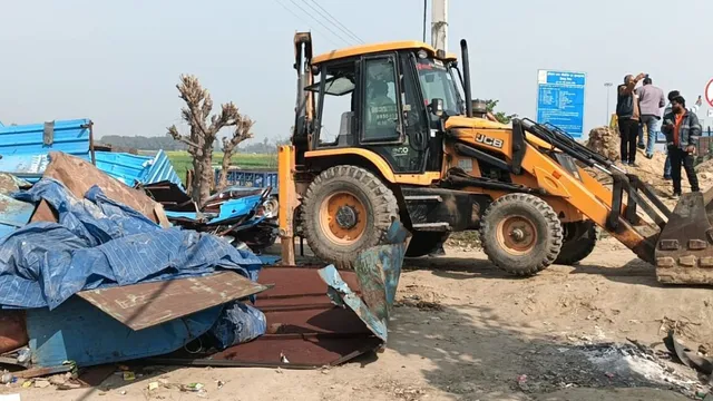 Summer Express - सोनीपत में केएमपी किनारे अवैध ढाबों पर चला बुलडोजर, मची अफरा-तफरी