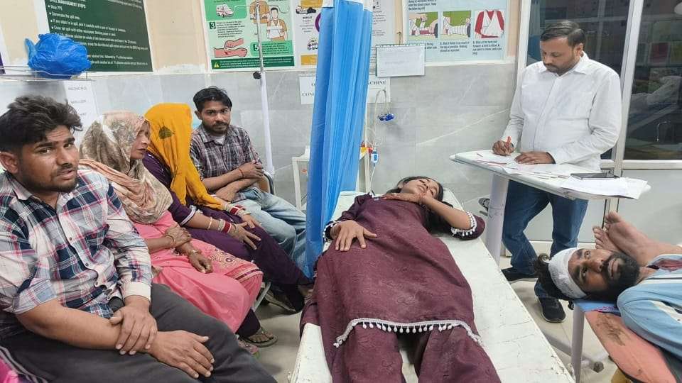 Summer Express - बबनपुर में वक्फ बोर्ड जमीन की पैमाइश के दौरान दो पक्षों में हिंसक झड़प, दर्जनभर घायल