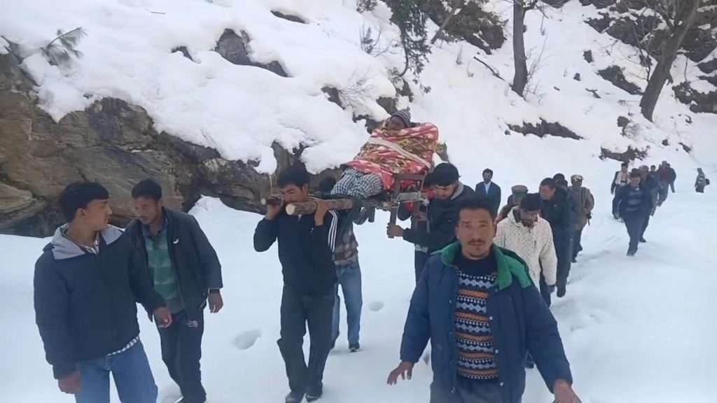 Summer Express - 2 से 3 फीट बर्फ पर 10 किमी पैदल चलकर बुजुर्ग को पहुंचाया अस्पताल