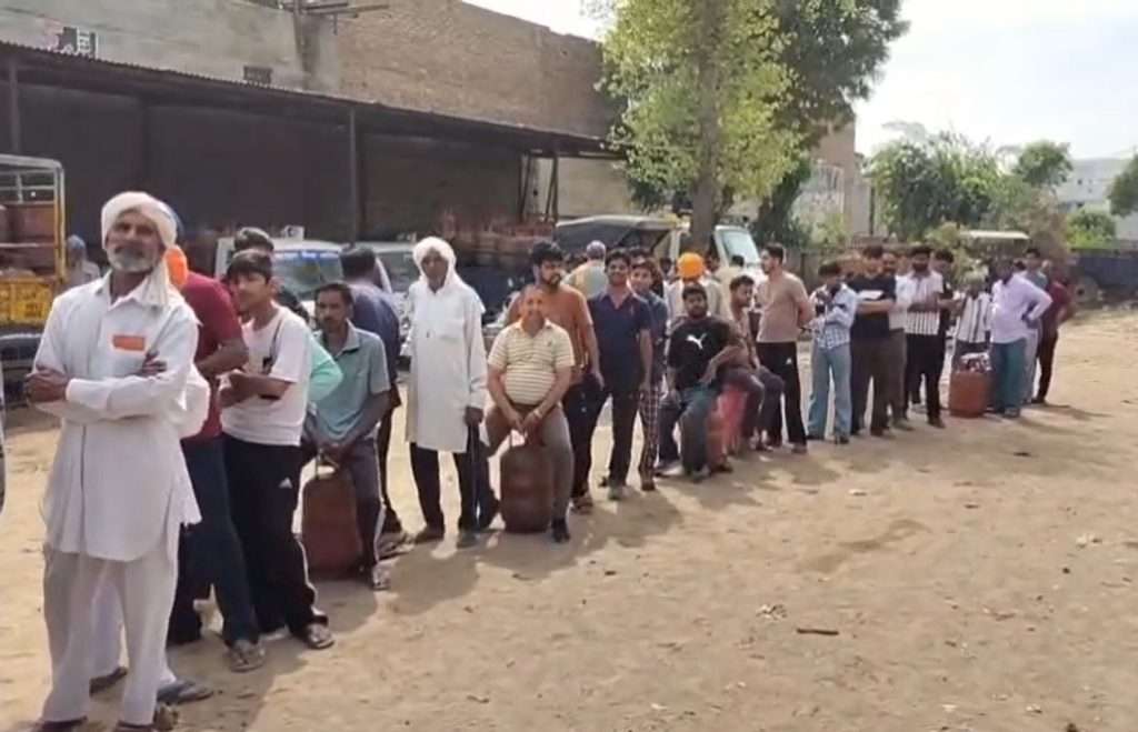 Summer Express - टोहाना में गैस सिलेंडर के लिए लंबी कतारें, घंटों इंतजार से लोग परेशान