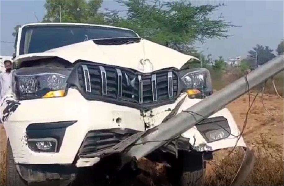 Summer Express - टोहाना में बड़ा हादसा टला, बाइक सवार को बचाने में स्कॉर्पियो पोल से टकराई