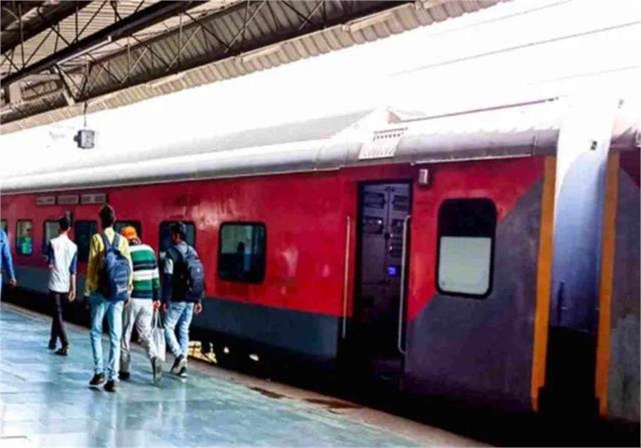 Summer Express - बारिश से ट्रेनों की रफ्तार धीमी, पंजाब के स्टेशनों पर यात्रियों को परेशानी