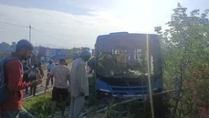 Summer Express - बिलासपुर में HRTC बस अनियंत्रित होकर खेतों में घुसी, 25 यात्री थे सवार