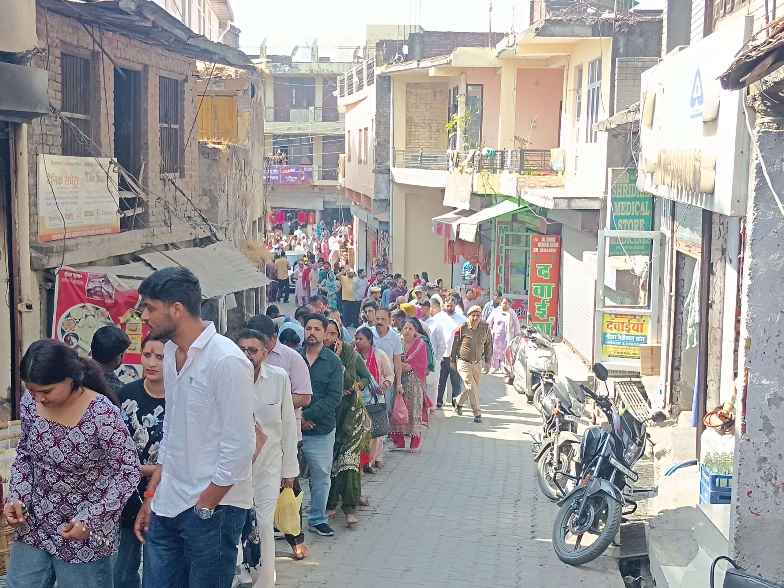 Summer Express - चिंतपूर्णी मंदिर में उमड़ा श्रद्धालुओं का सैलाब, सुरक्षा व्यवस्था बेहतर लेकिन टेंट न होने से भक्त परेशान