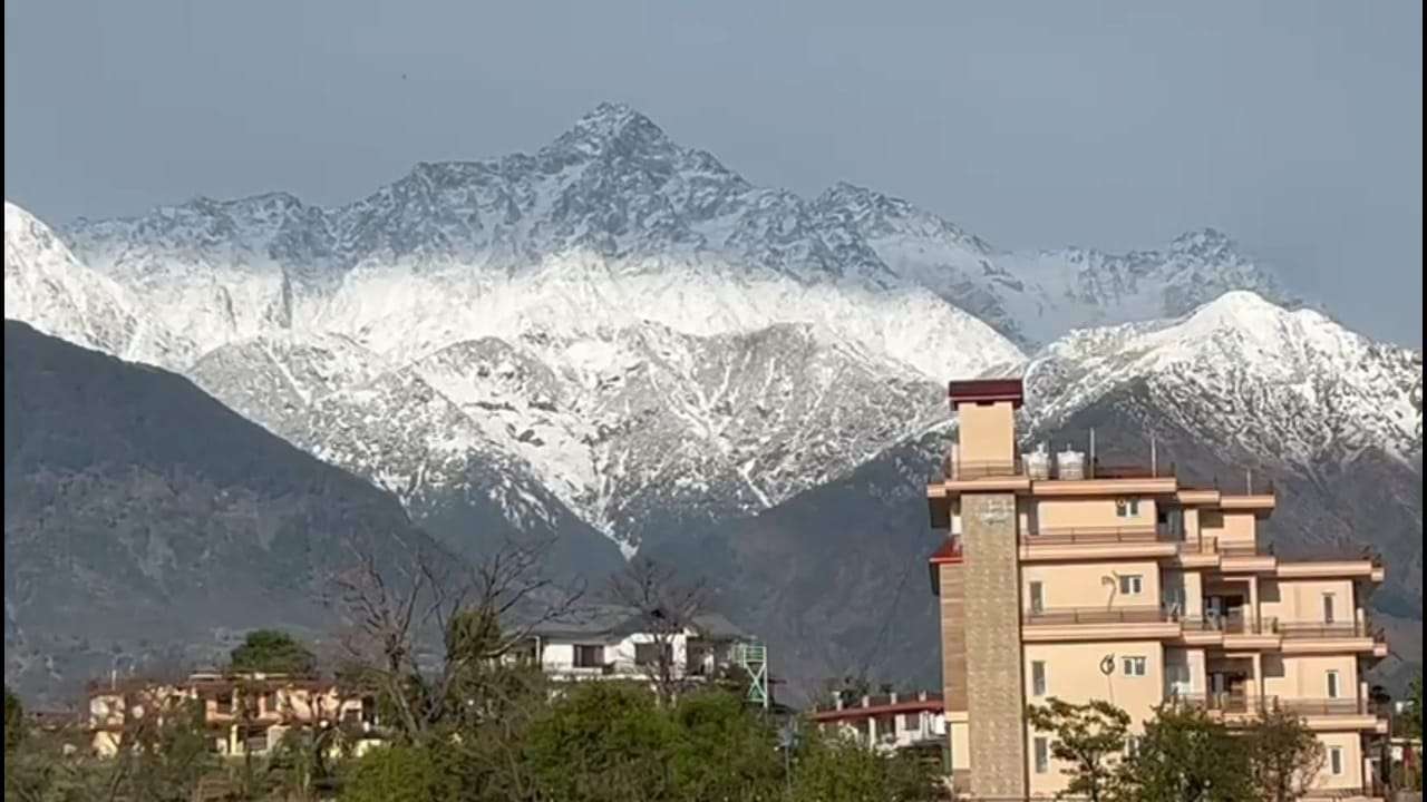 Summer Express - बारिश थमी तो निखर उठी धौलाधार, सफेद चादर में लिपटे पहाड़ों के बीच दिखा हल्के रंगों में इंद्रधनुष