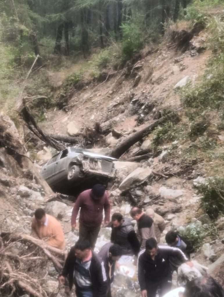 Summer Express - सराज के बगस्याड में भीषण सड़क हादसा, कार खाई में गिरने से चालक की मौत