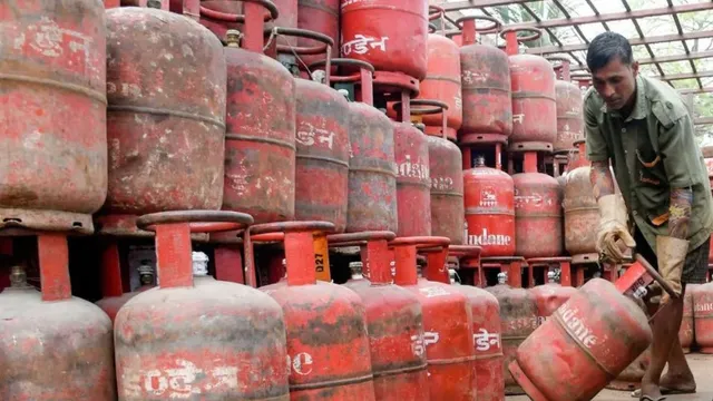 Summer Express - LPG उपभोक्ताओं के लिए नए नियम लागू: आधार e-KYC के बिना नहीं मिलेगा सिलेंडर और सब्सिडी