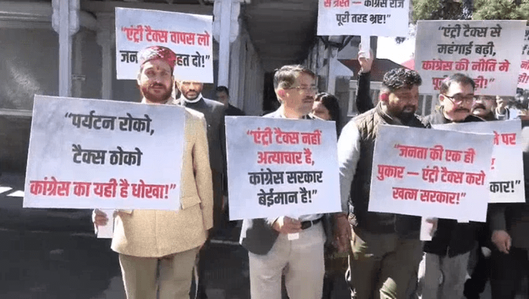 Summer Express - हिमाचल विधानसभा: CM सुक्खू के बजट से पहले भाजपा विधायक दल का विरोध प्रदर्शन