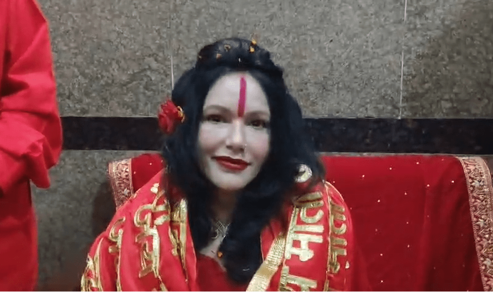 Summer Express - राधे मां ने मां चिंतपूर्णी के दरबार में टेका माथा, हवन कर मां का लिया आशीर्वाद