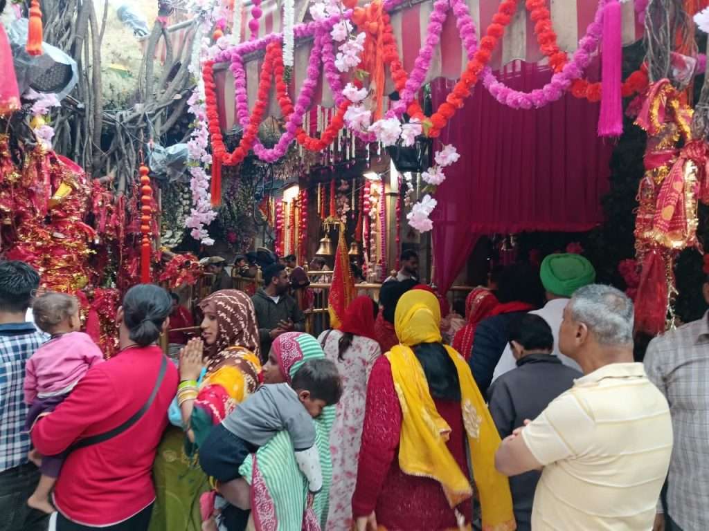 Summer Express - माता चिंतपूर्णी के दरबार में अष्टमी पर भक्तों की उमड़ी भीड़