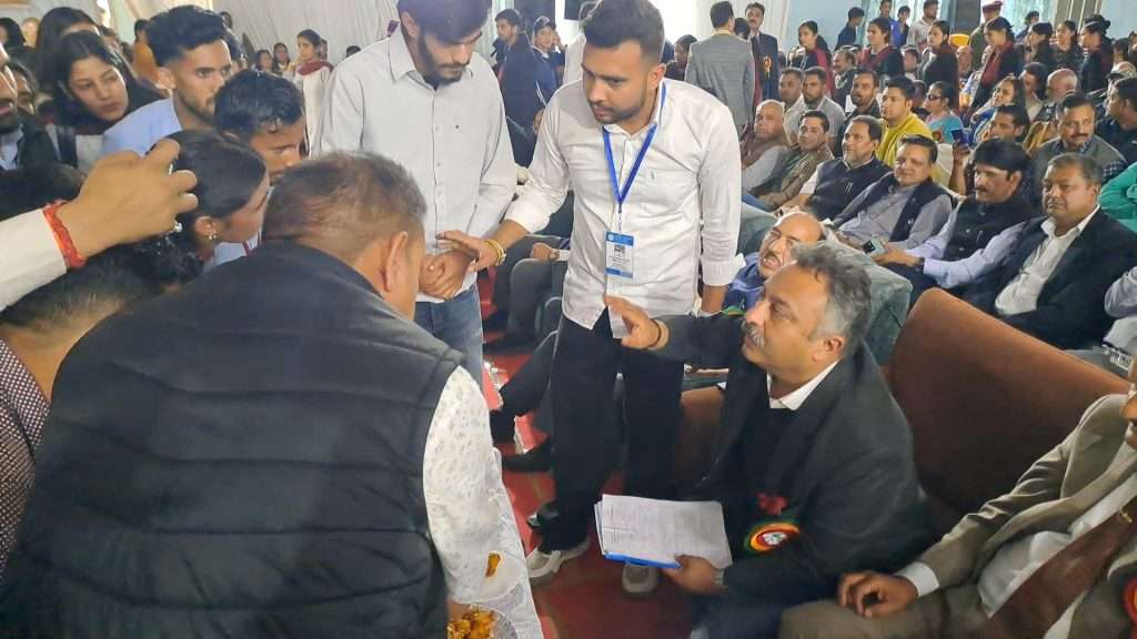 Summer Express - बीएड कोर्स बंद करने पर भड़के प्रशिक्षु,शिक्षा मंत्री के समक्ष धरने पर बैठे, मिला आश्वासन