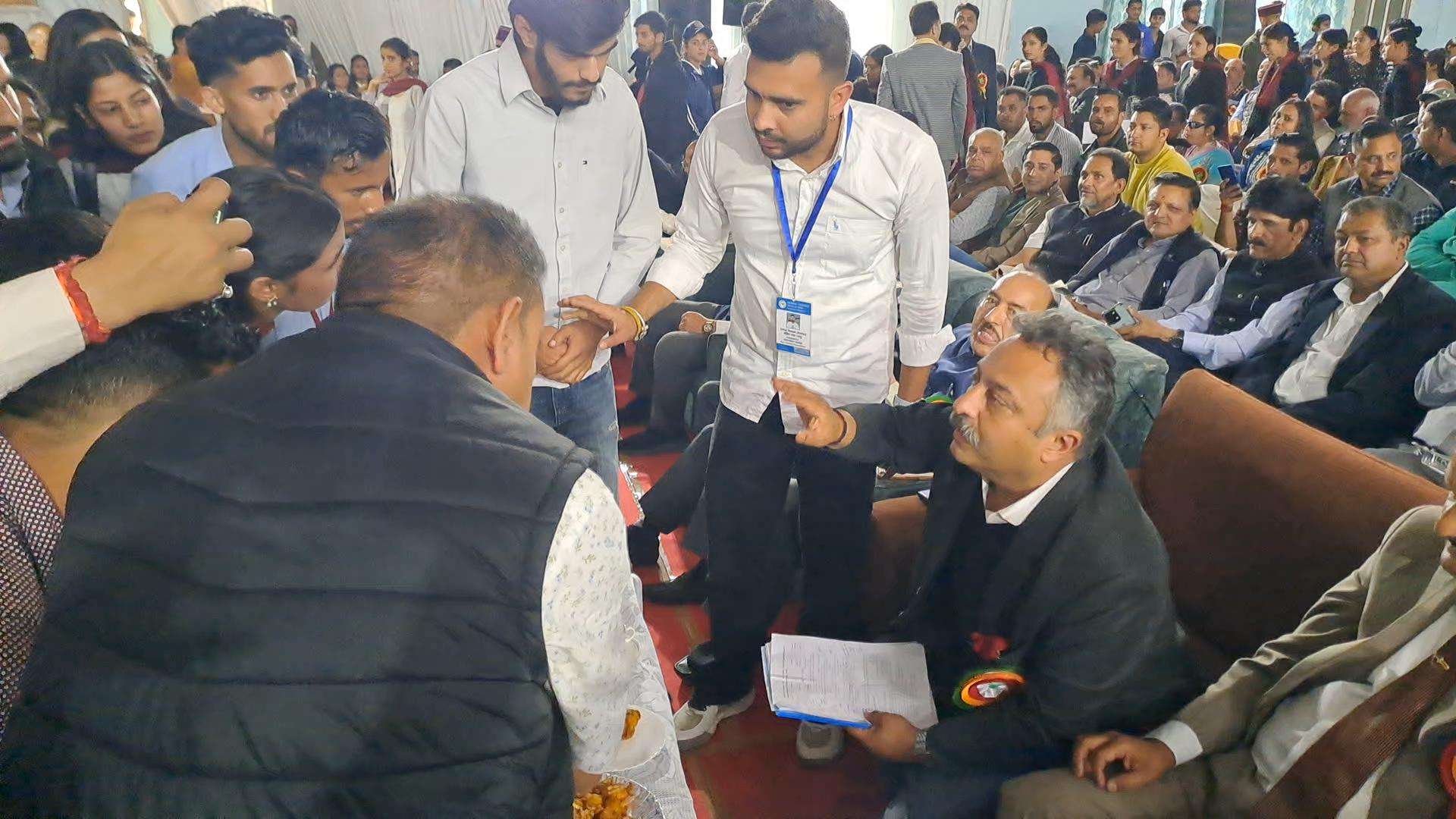 Summer Express - बीएड कोर्स बंद करने पर भड़के प्रशिक्षु,शिक्षा मंत्री के समक्ष धरने पर बैठे, मिला आश्वासन