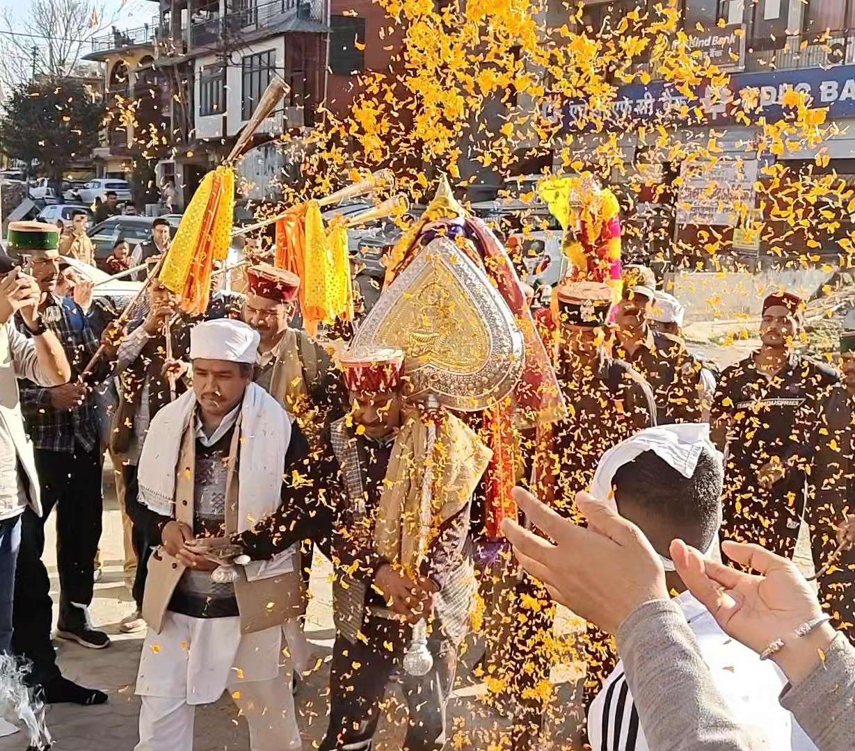 Summer Express - रोजाना पांच घरों में जा रहे हैं देव कमरूनाग,अब तक 120 मेहमाननवाजियों का दे चुके हैं मौका