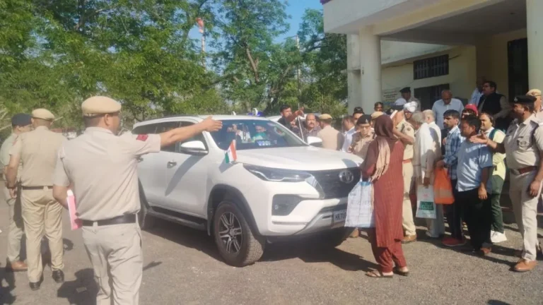 Summer Express - मंत्री श्याम सिंह राणा के काफिले के सामने महिला ने उठाई प्लॉट धोखाधड़ी की शिकायत