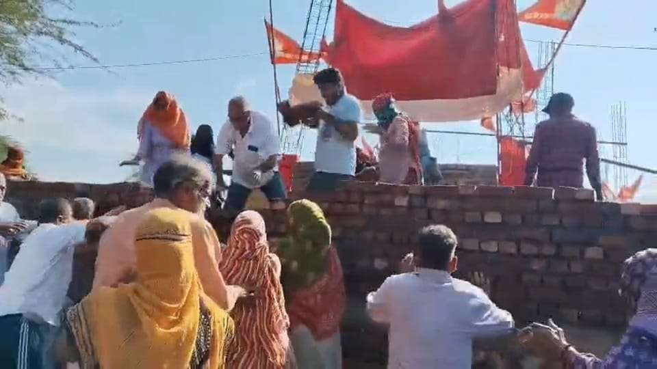 Summer Express - मंदिर निर्माण विवाद में हिंसा: दो गुटों के बीच पथराव, 12 लोग घायल