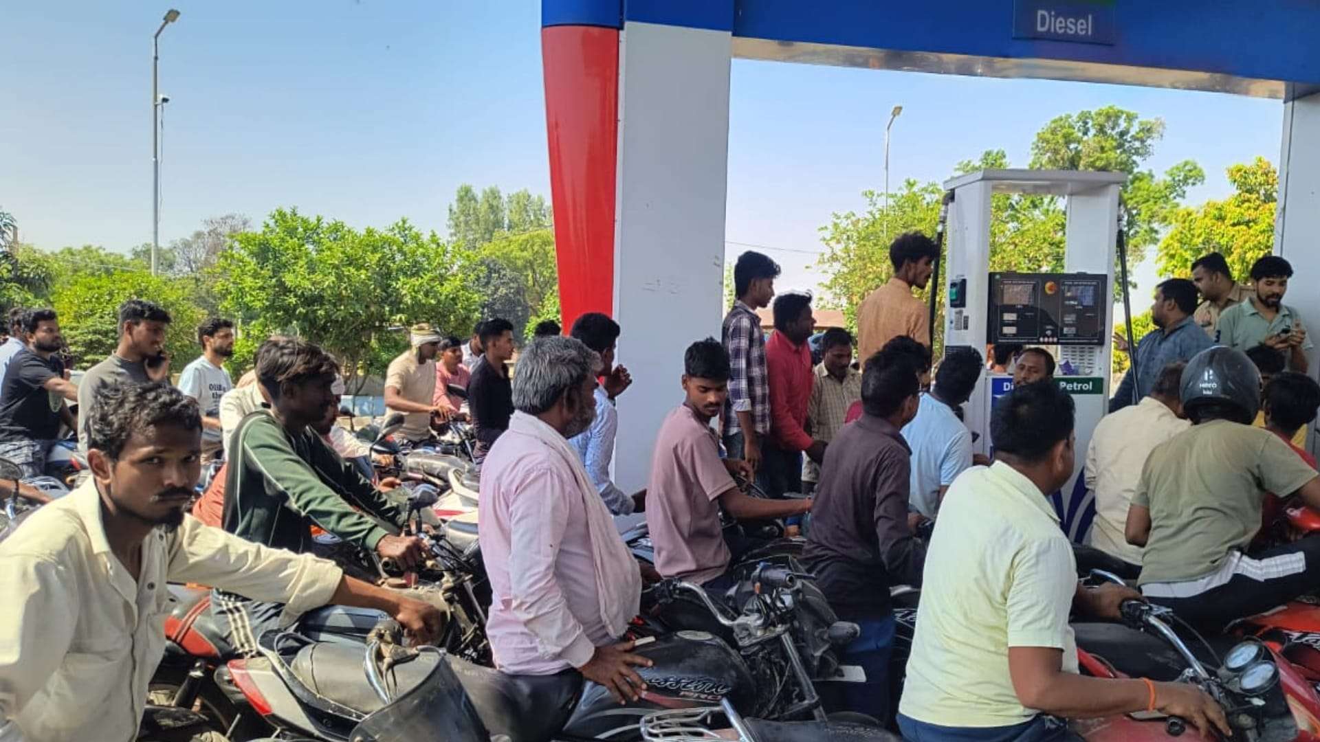 Summer Express - ईरान-इस्राइल युद्ध का असर भारत में, सोनीपत-फतेहाबाद में पेट्रोल संकट गहराया
