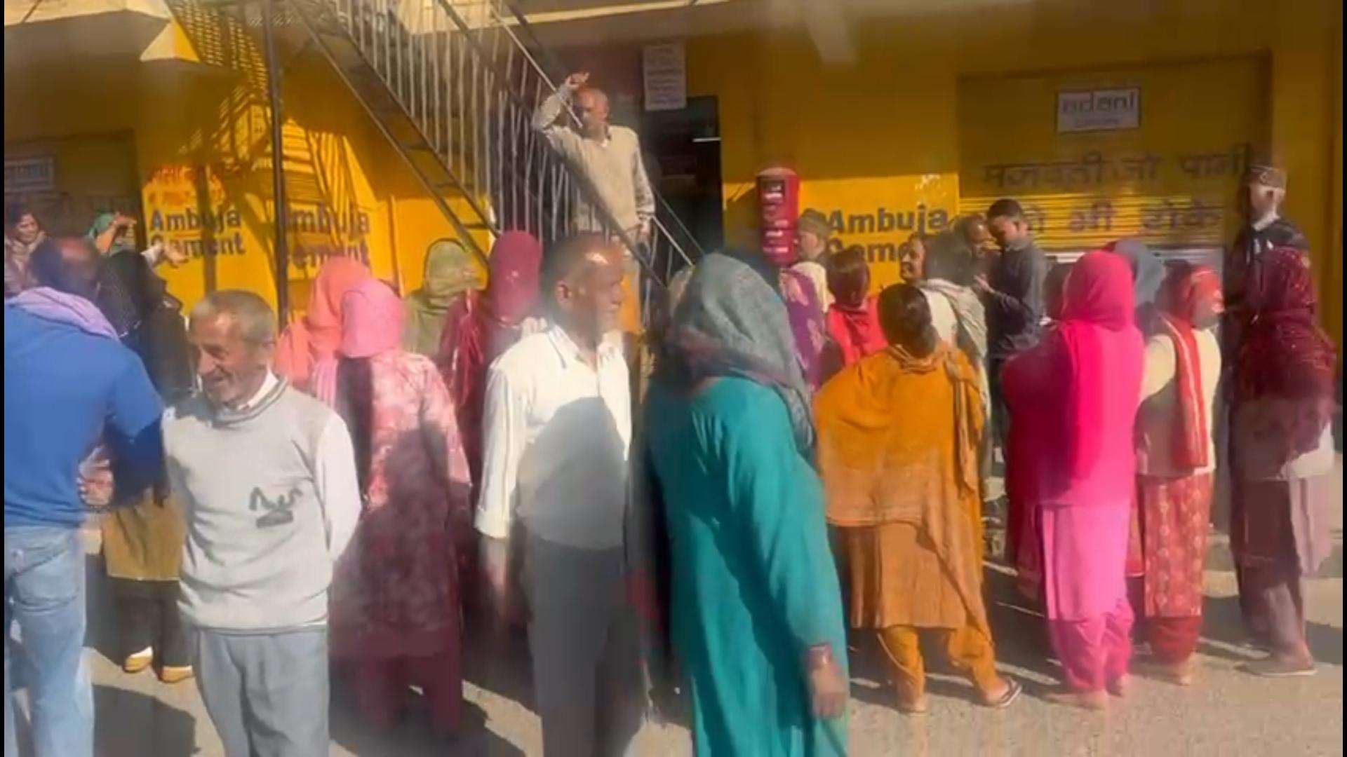 Summer Express - गुरकोठा डाकघर को बदलने आई टीम को झेलना पड़ा विरोध, ताला लगाकर लौटना पड़ा वापिस